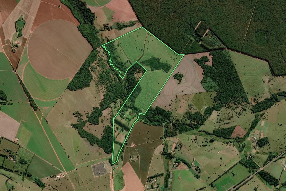 Imagem de satélite do imóvel rural em Avaré (SP), com o contorno declarado no CAR desenhado por cima.
