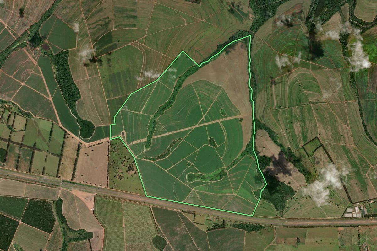 Imagem de satélite do imóvel rural em Avaré (SP), com o contorno declarado no CAR desenhado por cima.