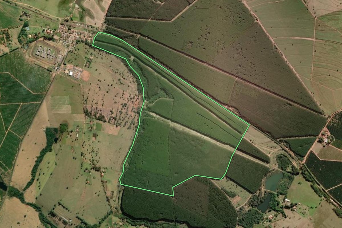 Imagem de satélite do imóvel rural em Avaré (SP), com o contorno declarado no CAR desenhado por cima.