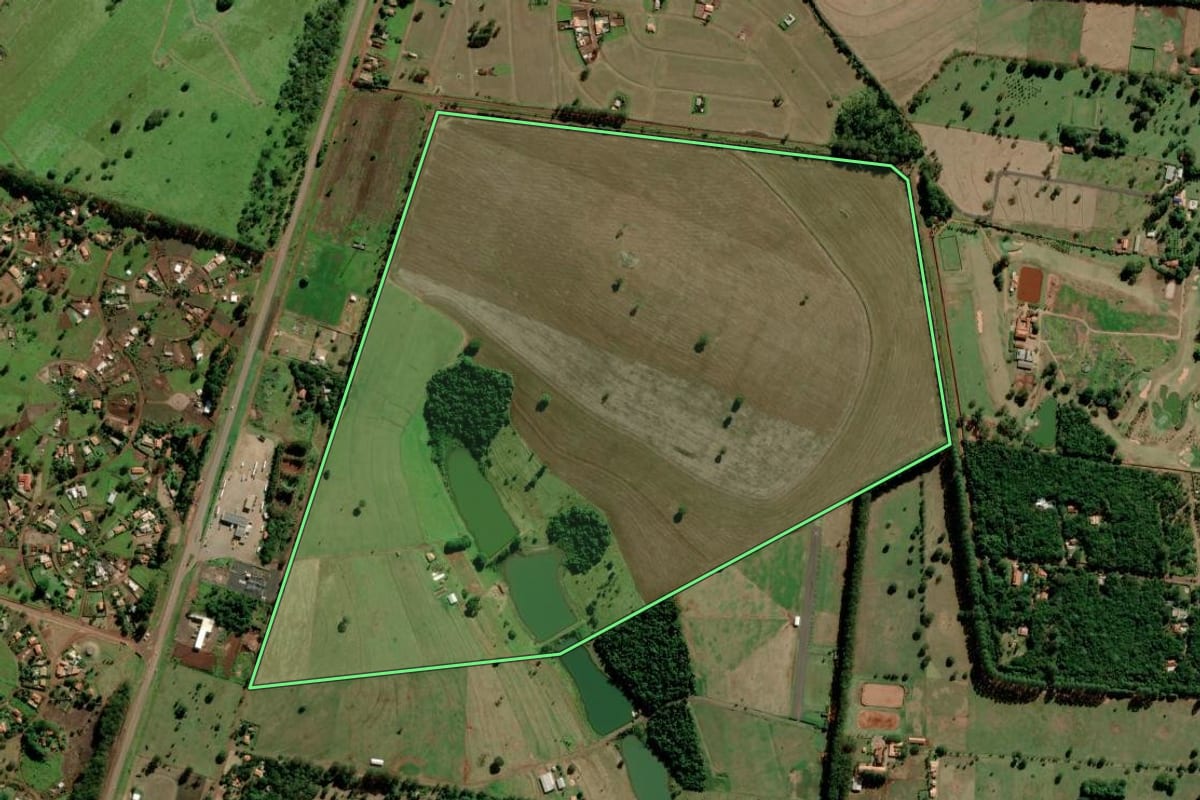 Imagem de satélite do imóvel rural em Avaré (SP), com o contorno declarado no CAR desenhado por cima.