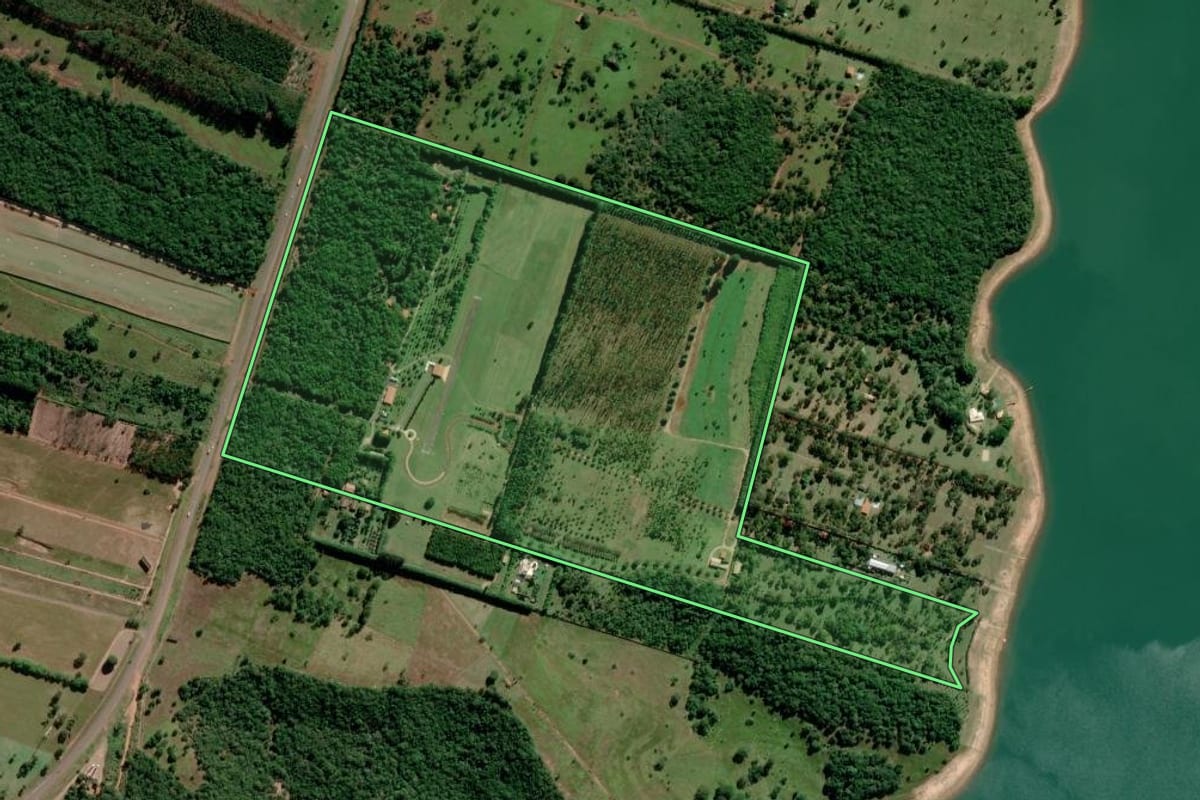 Imagem de satélite do imóvel rural em Avaré (SP), com o contorno declarado no CAR desenhado por cima.