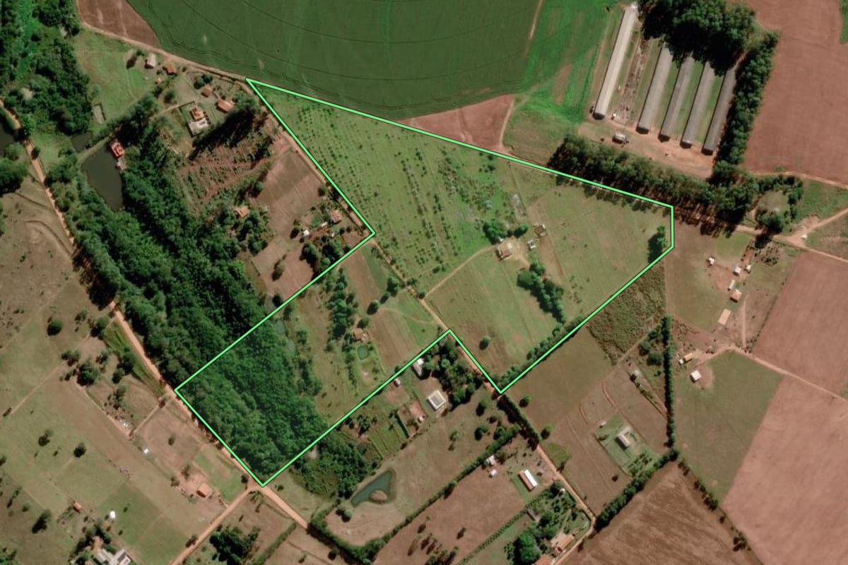 Imagem de satélite do imóvel rural em Avaré (SP), com o contorno declarado no CAR desenhado por cima.