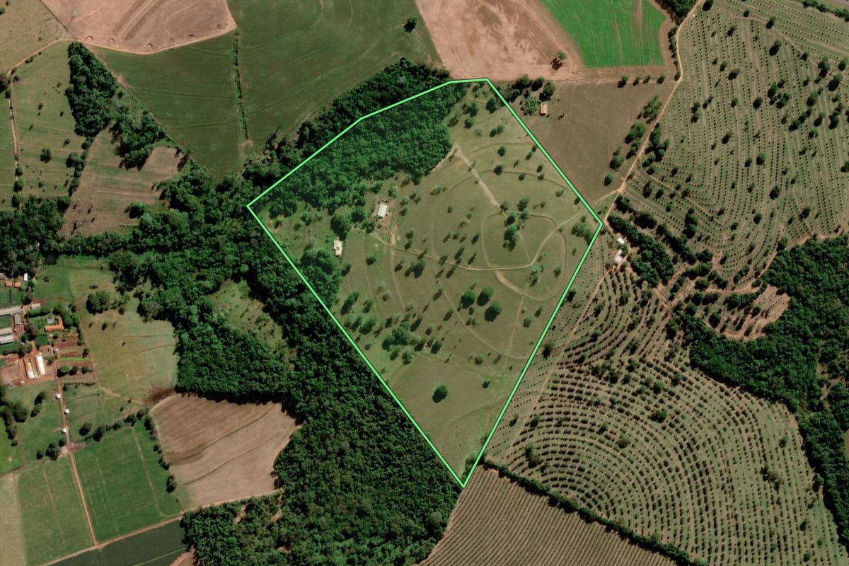 Imagem de satélite do imóvel rural em Avaré (SP), com o contorno declarado no CAR desenhado por cima.