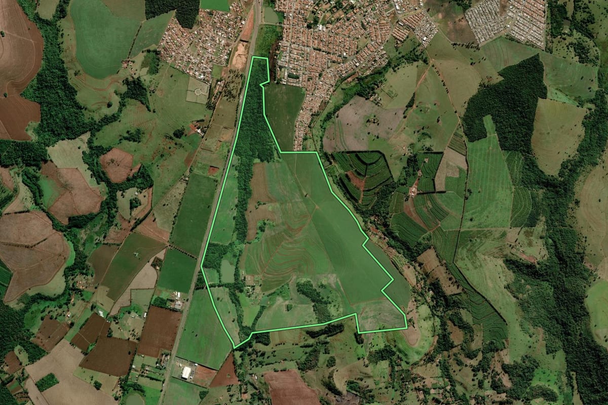 Imagem de satélite do imóvel rural em Avaré (SP), com o contorno declarado no CAR desenhado por cima.