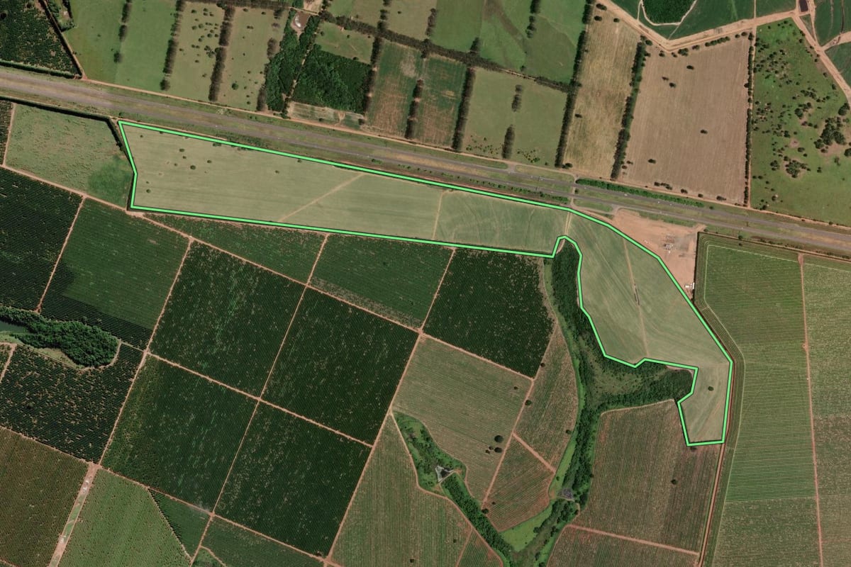 Imagem de satélite do imóvel rural em Avaré (SP), com o contorno declarado no CAR desenhado por cima.