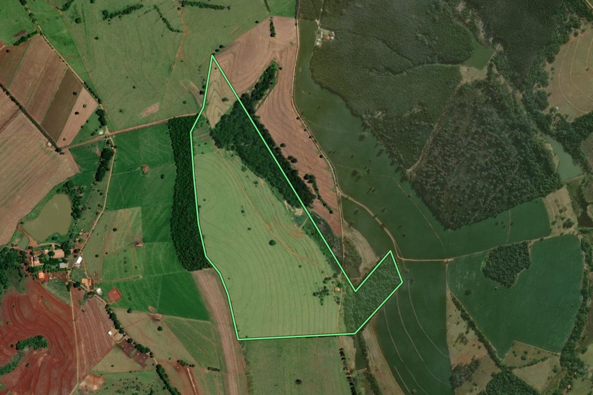 Imagem de satélite do imóvel rural em Avaré (SP), com o contorno declarado no CAR desenhado por cima.