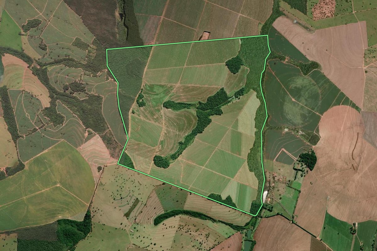 Imagem de satélite do imóvel rural em Avaré (SP), com o contorno declarado no CAR desenhado por cima.