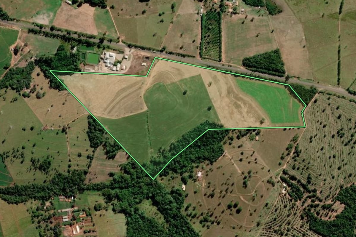 Imagem de satélite do imóvel rural em Avaré (SP), com o contorno declarado no CAR desenhado por cima.
