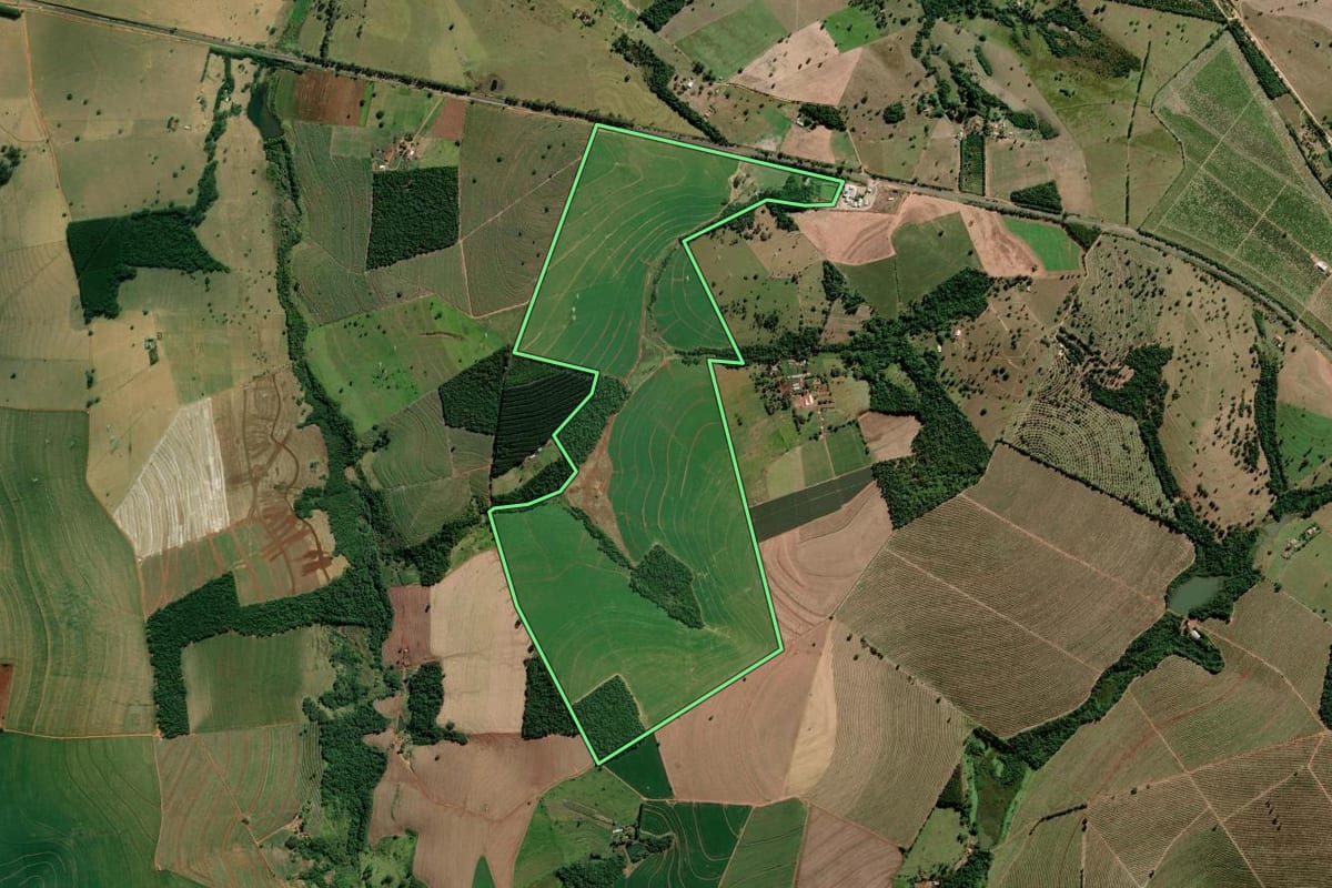 Imagem de satélite do imóvel rural em Avaré (SP), com o contorno declarado no CAR desenhado por cima.