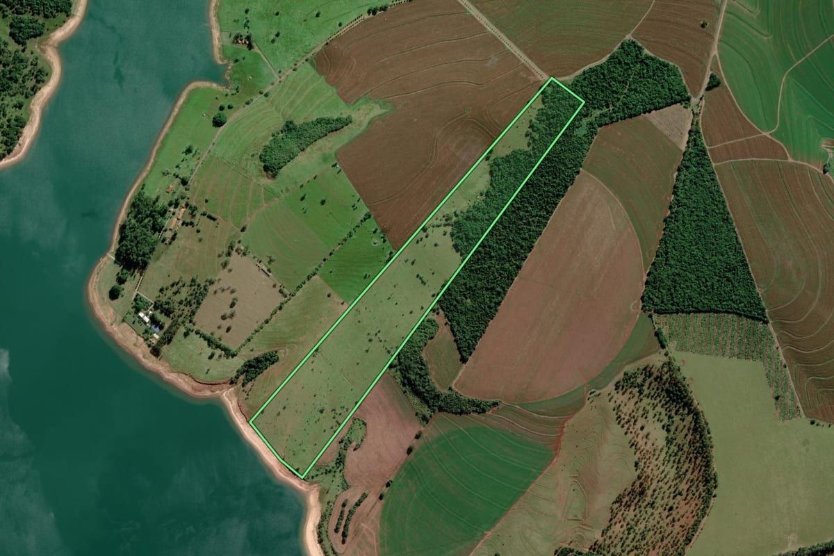 Imagem de satélite do imóvel rural em Avaré (SP), com o contorno declarado no CAR desenhado por cima.