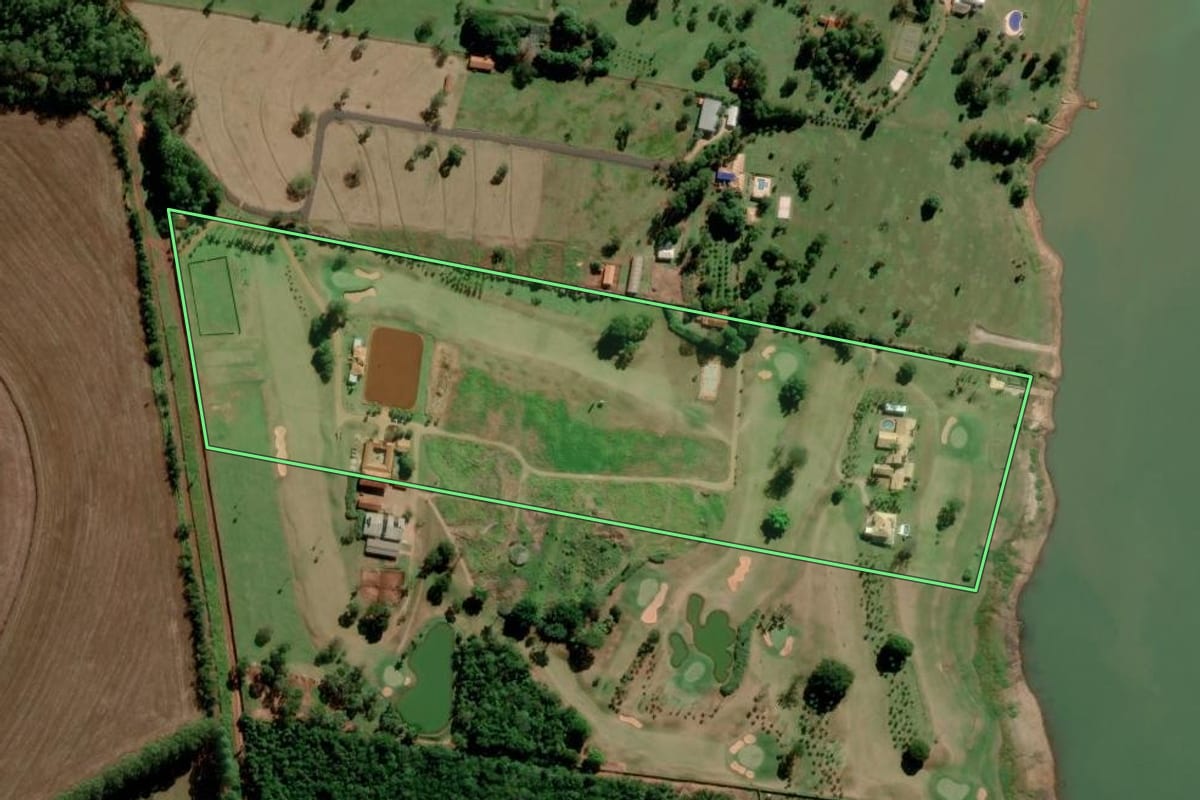 Imagem de satélite do imóvel rural em Avaré (SP), com o contorno declarado no CAR desenhado por cima.