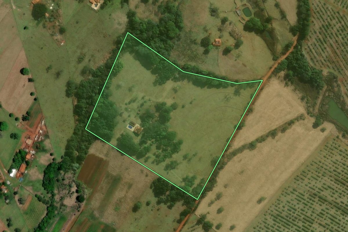 Imagem de satélite do imóvel rural em Avaré (SP), com o contorno declarado no CAR desenhado por cima.