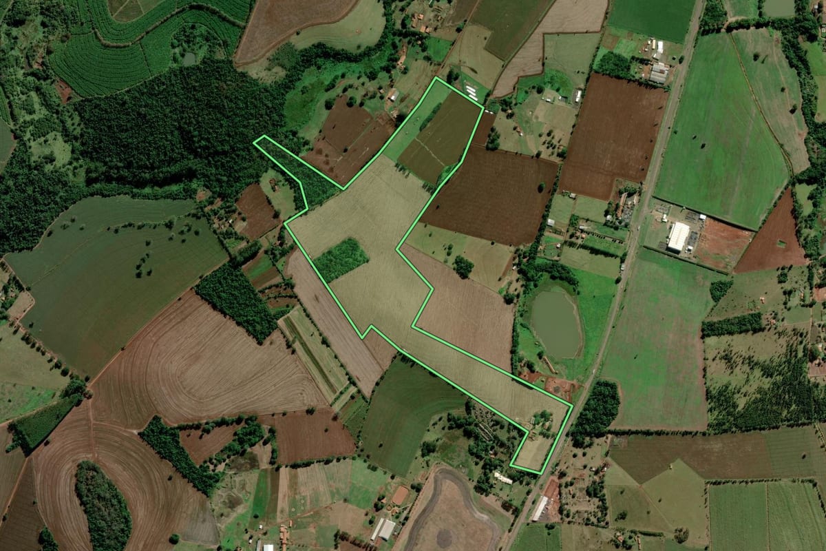 Imagem de satélite do imóvel rural em Avaré (SP), com o contorno declarado no CAR desenhado por cima.