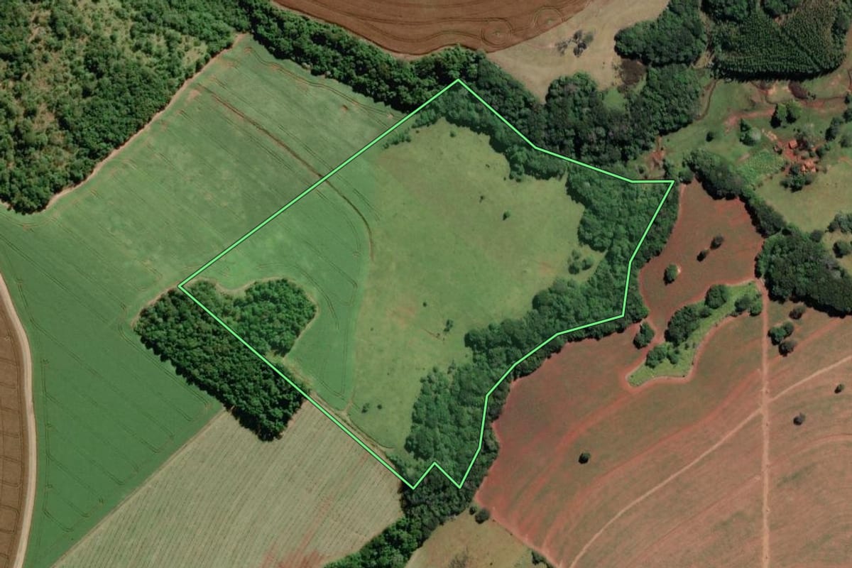 Imagem de satélite do imóvel rural em Avaré (SP), com o contorno declarado no CAR desenhado por cima.