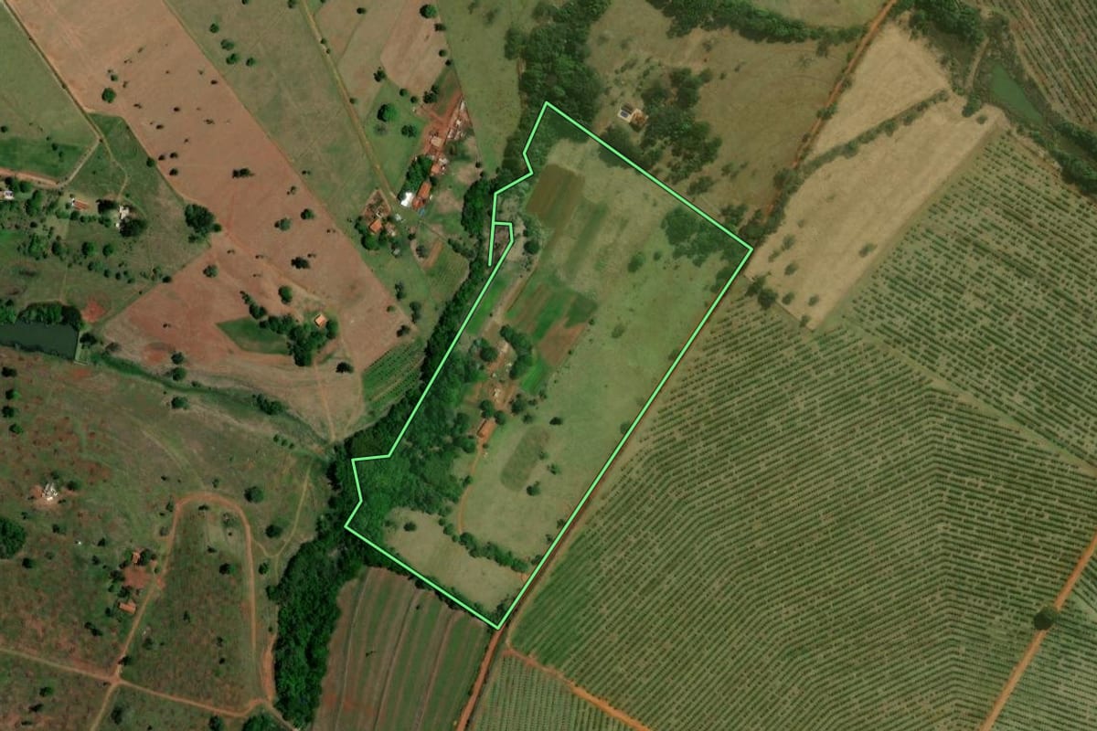 Imagem de satélite do imóvel rural em Avaré (SP), com o contorno declarado no CAR desenhado por cima.