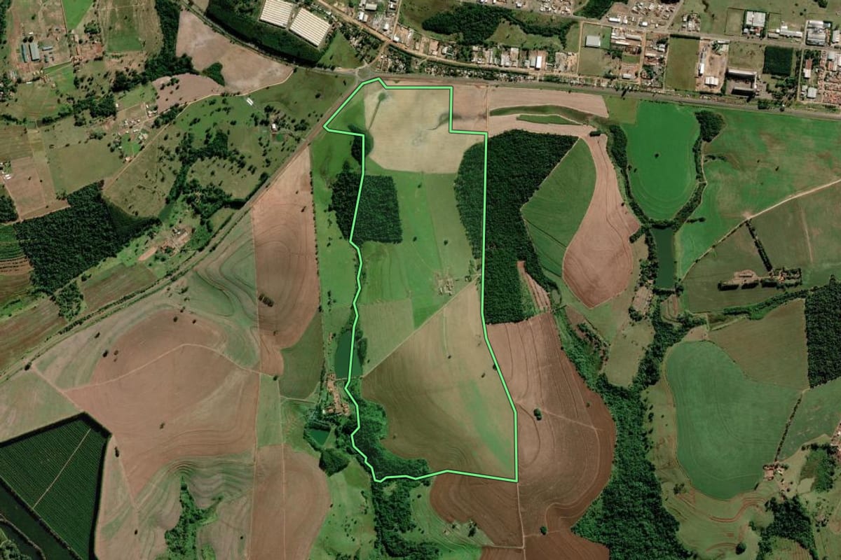 Imagem de satélite do imóvel rural em Avaré (SP), com o contorno declarado no CAR desenhado por cima.