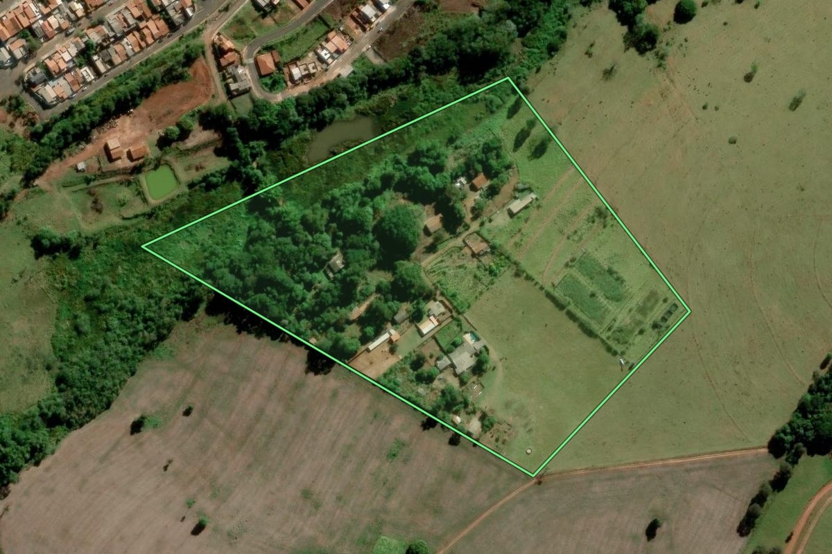 Imagem de satélite do imóvel rural em Avaré (SP), com o contorno declarado no CAR desenhado por cima.