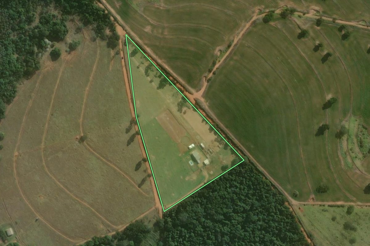 Imagem de satélite do imóvel rural em Avaré (SP), com o contorno declarado no CAR desenhado por cima.