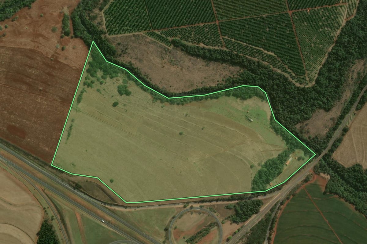 Imagem de satélite do imóvel rural em Avaré (SP), com o contorno declarado no CAR desenhado por cima.