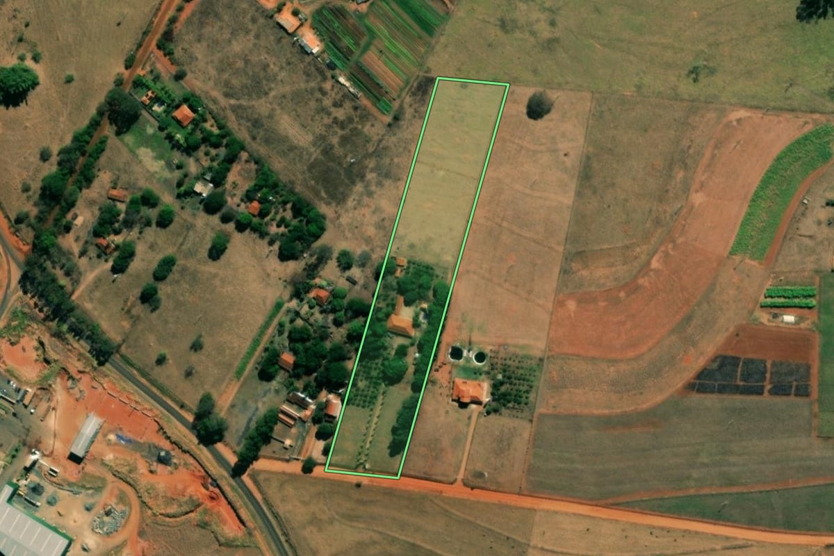 Imagem de satélite do imóvel rural em Bady Bassitt (SP), com o contorno declarado no CAR desenhado por cima.