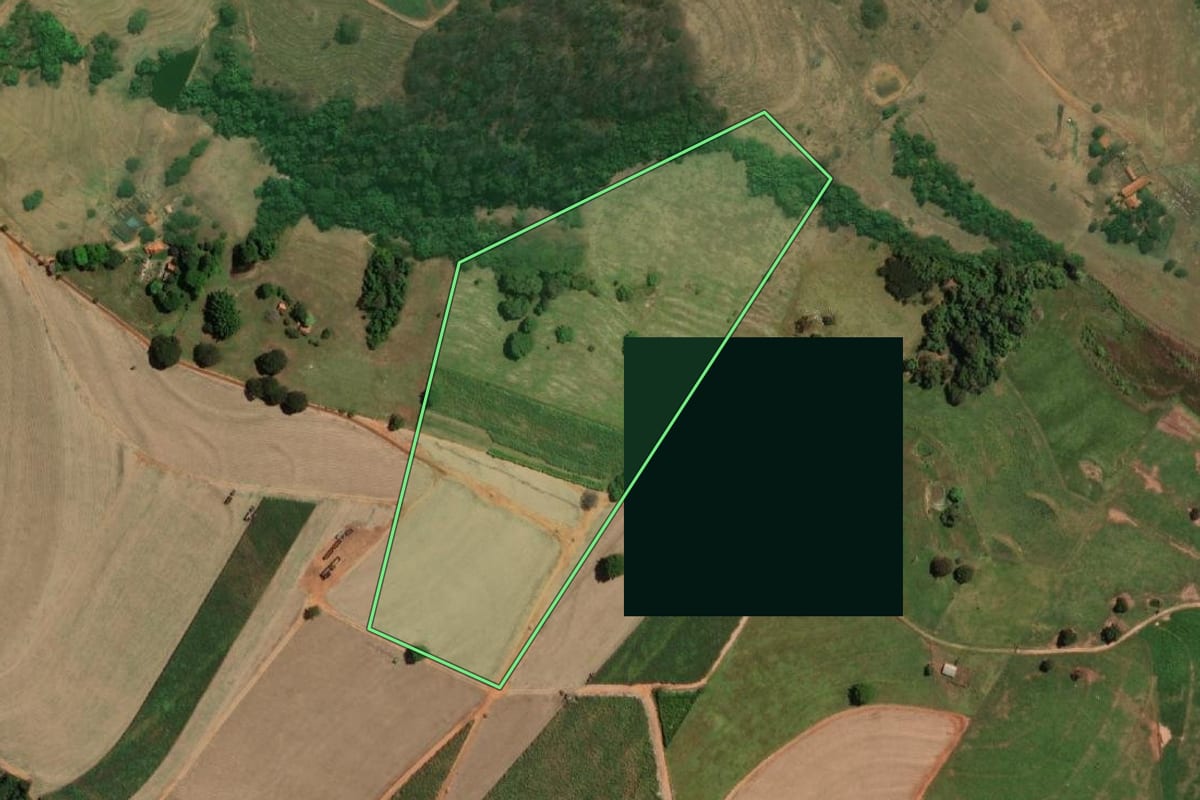 Imagem de satélite do imóvel rural em Bady Bassitt (SP), com o contorno declarado no CAR desenhado por cima.