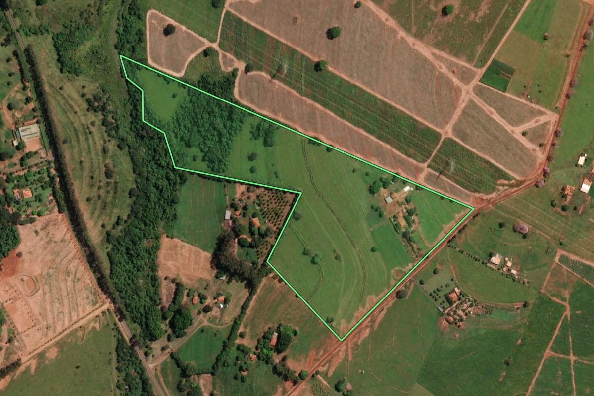 Imagem de satélite do imóvel rural em Bady Bassitt (SP), com o contorno declarado no CAR desenhado por cima.
