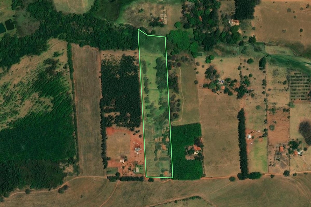 Imagem de satélite do imóvel rural em Bady Bassitt (SP), com o contorno declarado no CAR desenhado por cima.