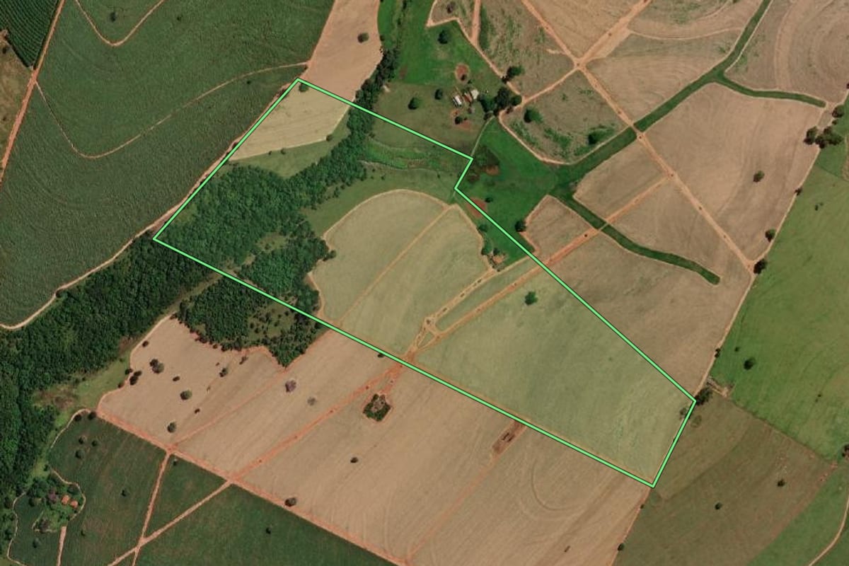 Imagem de satélite do imóvel rural em Bady Bassitt (SP), com o contorno declarado no CAR desenhado por cima.