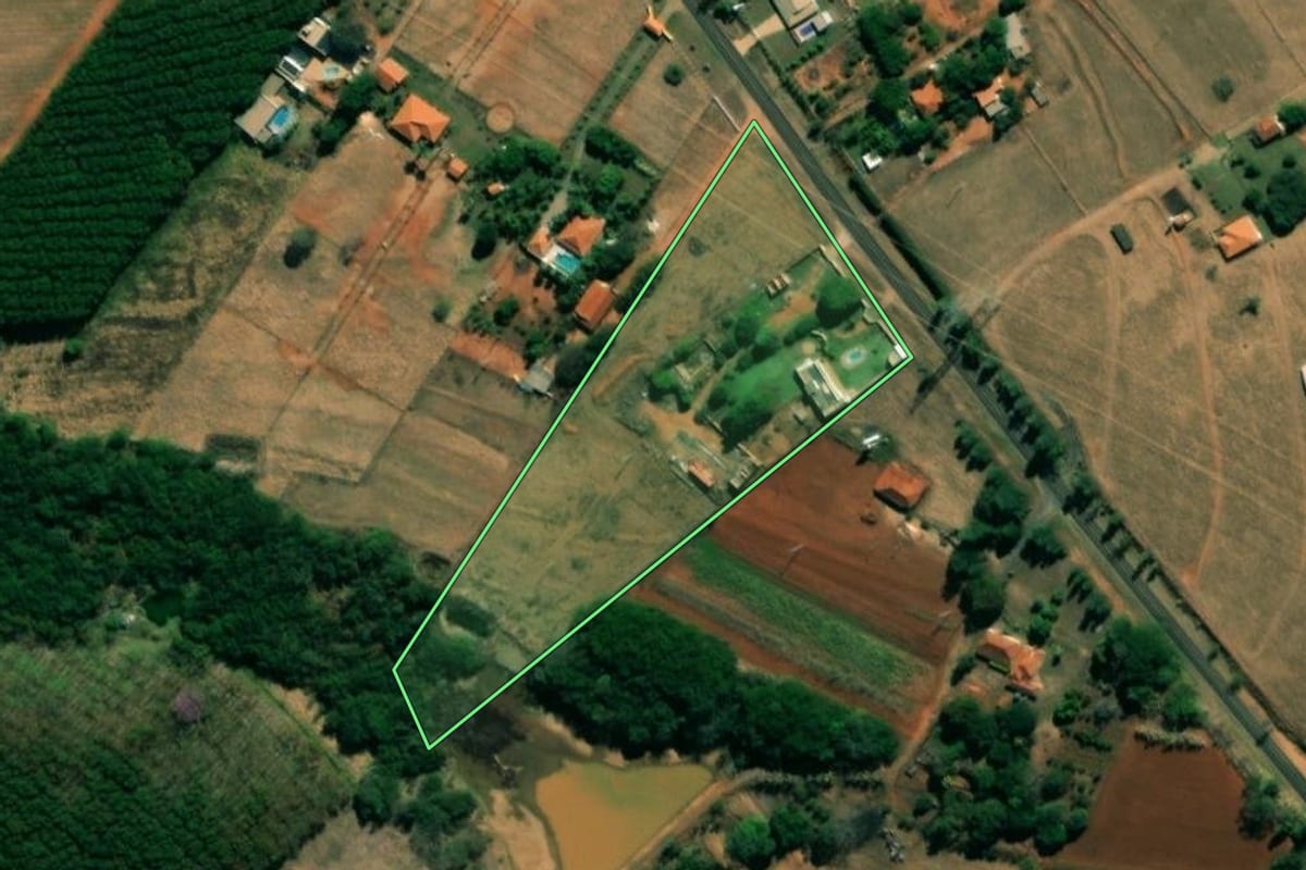 Imagem de satélite do imóvel rural em Bady Bassitt (SP), com o contorno declarado no CAR desenhado por cima.