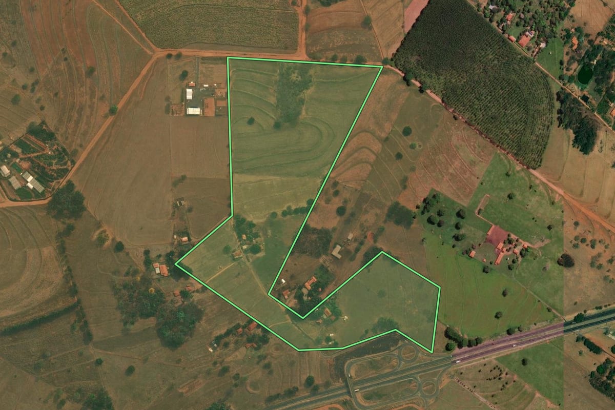 Imagem de satélite do imóvel rural em Bady Bassitt (SP), com o contorno declarado no CAR desenhado por cima.