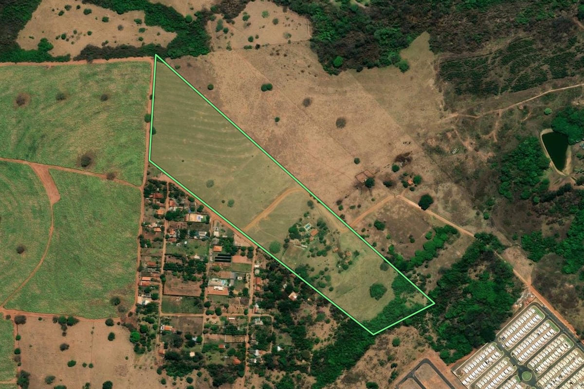 Imagem de satélite do imóvel rural em Bady Bassitt (SP), com o contorno declarado no CAR desenhado por cima.