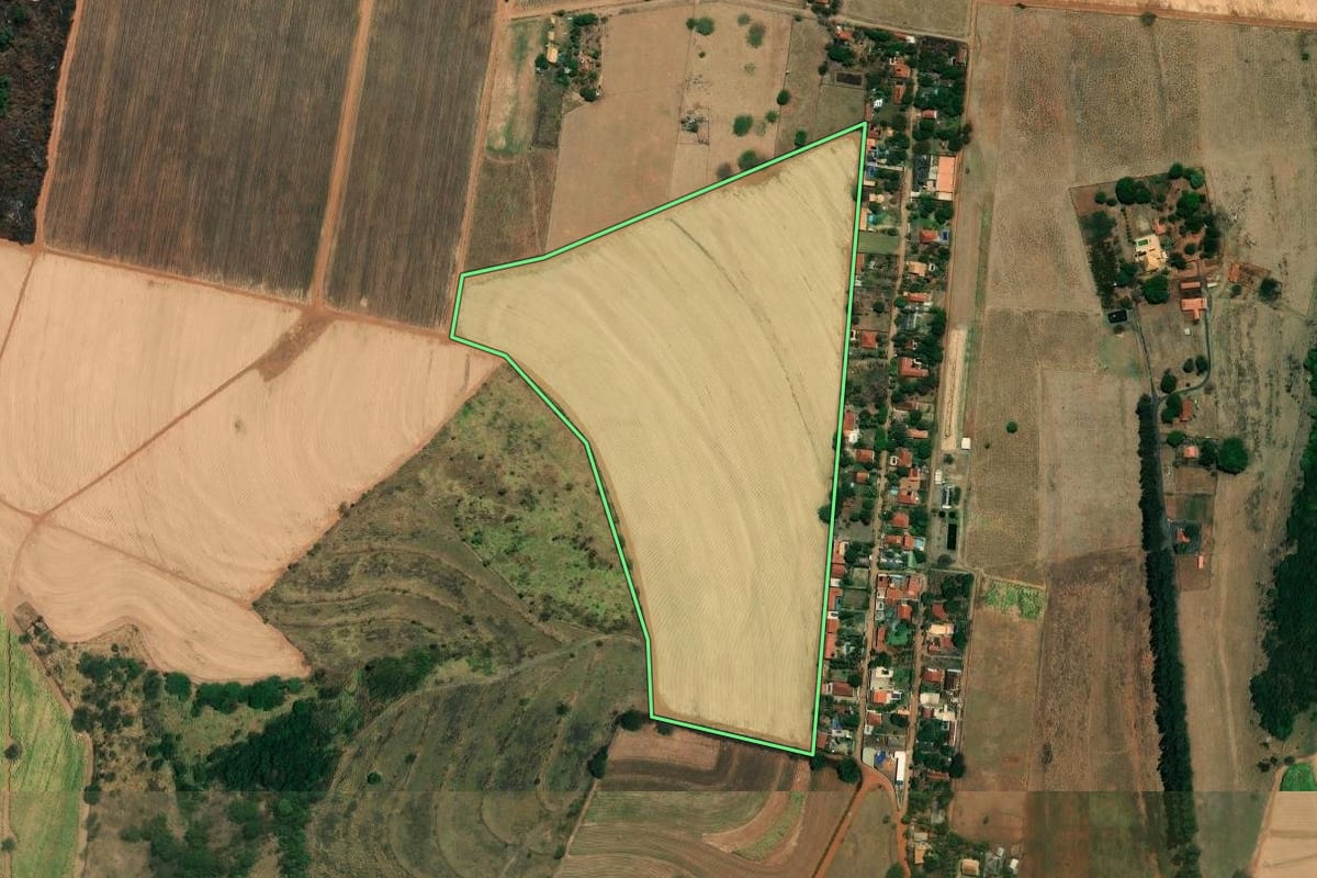 Imagem de satélite do imóvel rural em Bady Bassitt (SP), com o contorno declarado no CAR desenhado por cima.