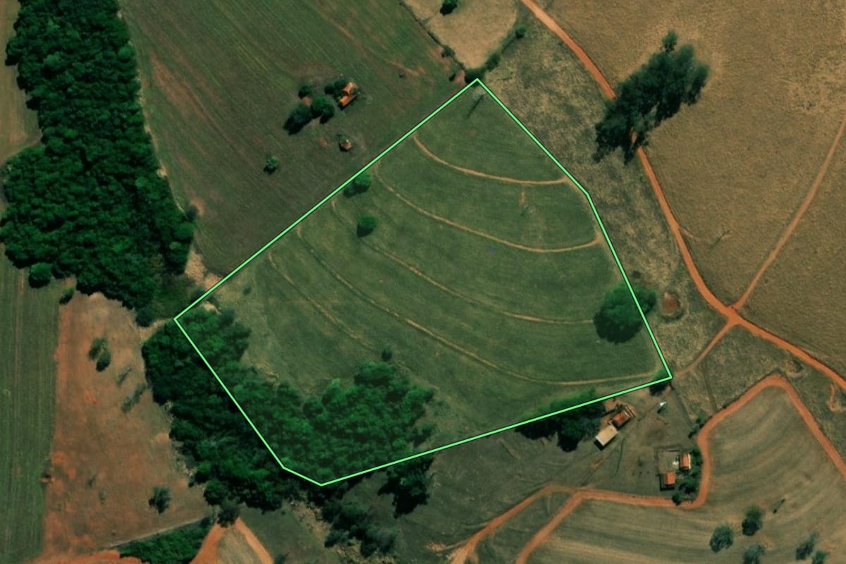 Imagem de satélite do imóvel rural em Bady Bassitt (SP), com o contorno declarado no CAR desenhado por cima.