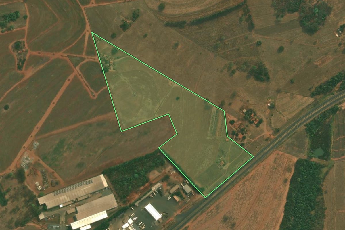 Imagem de satélite do imóvel rural em Bady Bassitt (SP), com o contorno declarado no CAR desenhado por cima.