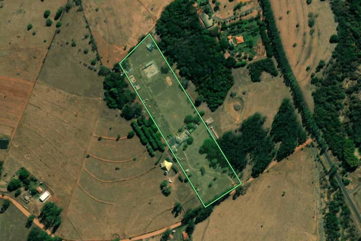 Imagem de satélite do imóvel rural em Bady Bassitt (SP), com o contorno declarado no CAR desenhado por cima.