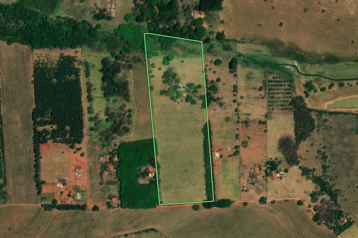 Imagem de satélite do imóvel rural em Bady Bassitt (SP), com o contorno declarado no CAR desenhado por cima.