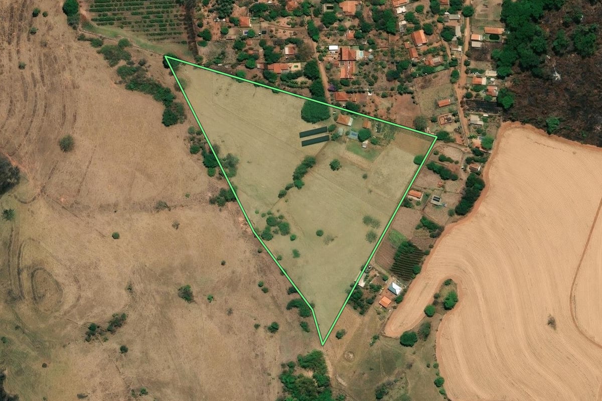 Imagem de satélite do imóvel rural em Bady Bassitt (SP), com o contorno declarado no CAR desenhado por cima.