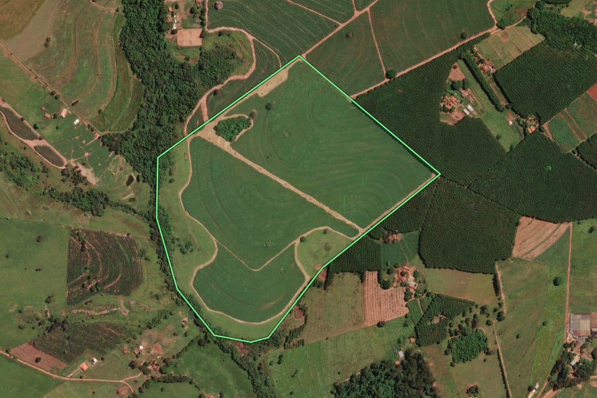 Imagem de satélite do imóvel rural em Bady Bassitt (SP), com o contorno declarado no CAR desenhado por cima.