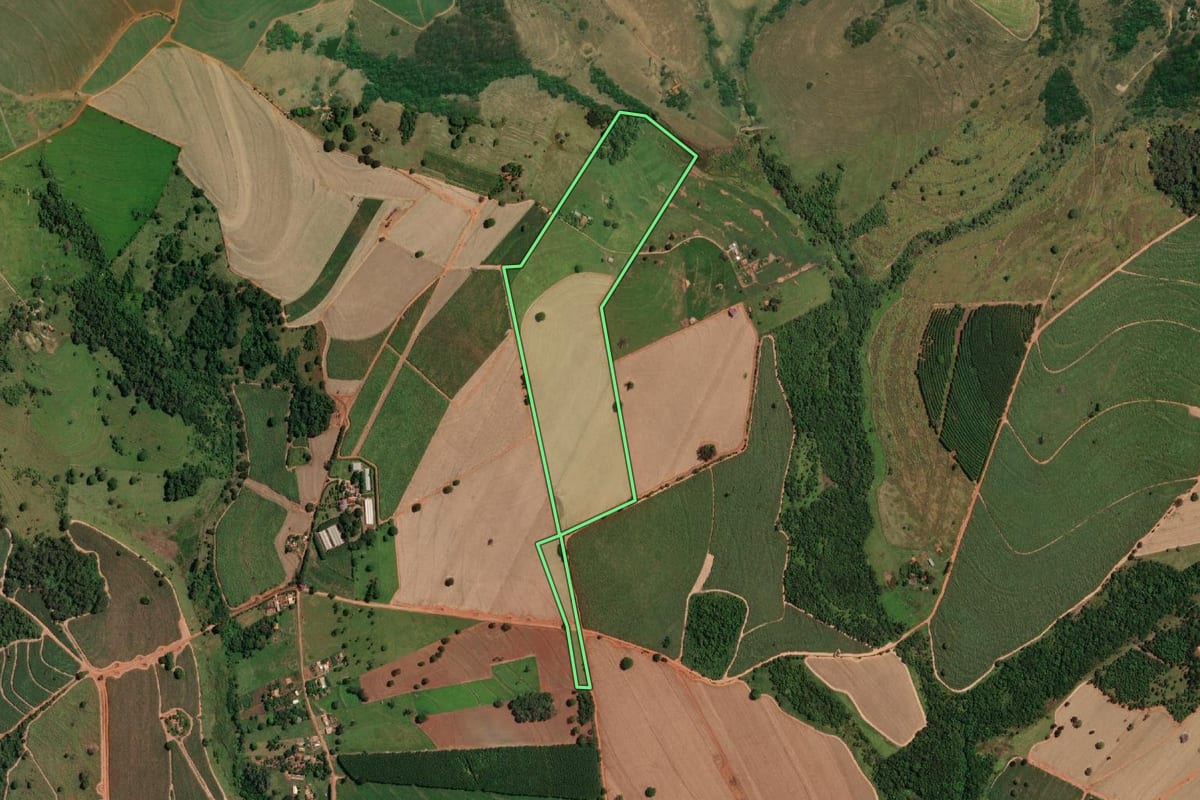 Imagem de satélite do imóvel rural em Bady Bassitt (SP), com o contorno declarado no CAR desenhado por cima.