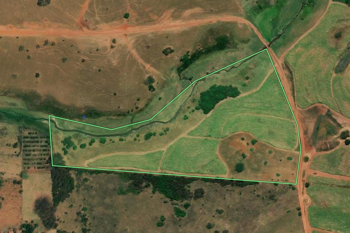 Imagem de satélite do imóvel rural em Bady Bassitt (SP), com o contorno declarado no CAR desenhado por cima.