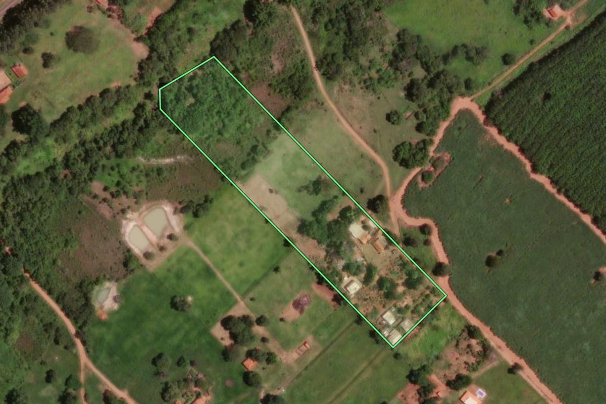 Imagem de satélite do imóvel rural em Bady Bassitt (SP), com o contorno declarado no CAR desenhado por cima.