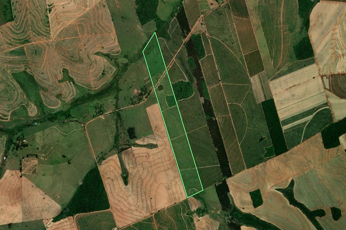 Imagem de satélite do imóvel rural em Balbinos (SP), com o contorno declarado no CAR desenhado por cima.