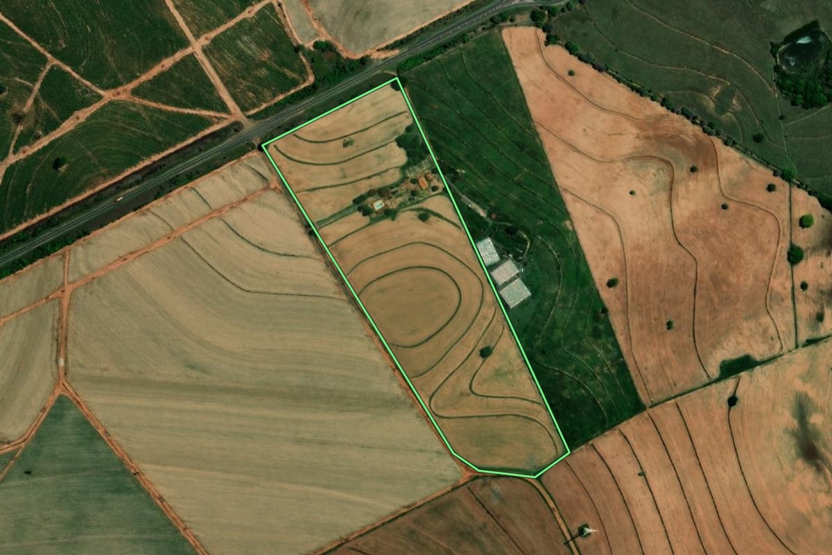 Imagem de satélite do imóvel rural em Balbinos (SP), com o contorno declarado no CAR desenhado por cima.