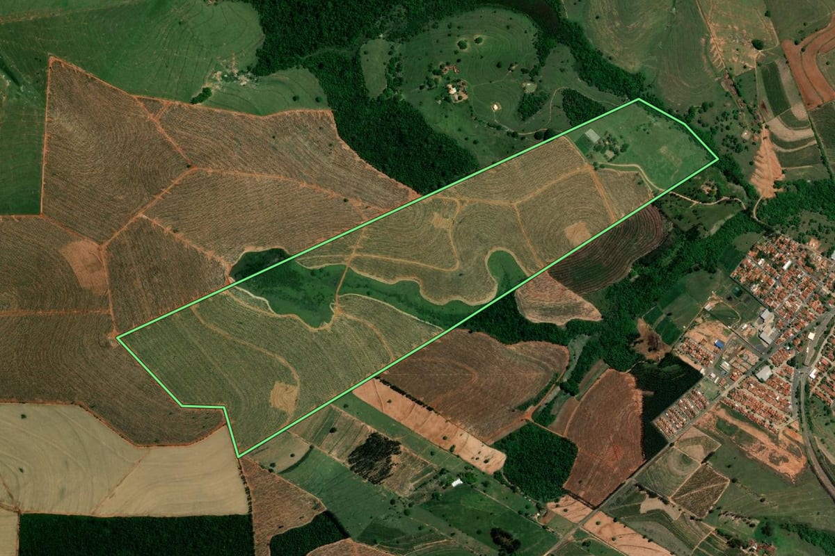 Imagem de satélite do imóvel rural em Balbinos (SP), com o contorno declarado no CAR desenhado por cima.