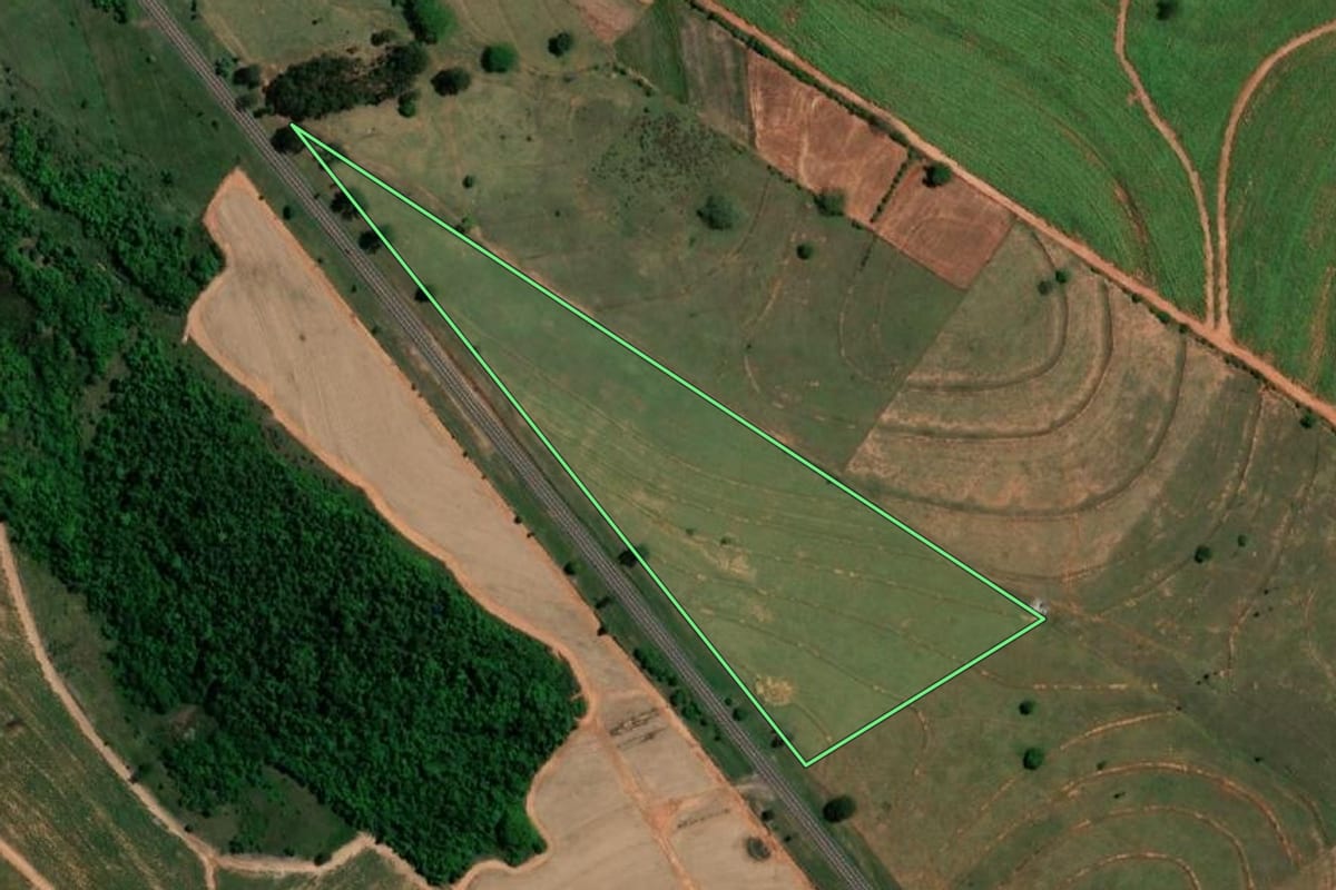 Imagem de satélite do imóvel rural em Balbinos (SP), com o contorno declarado no CAR desenhado por cima.