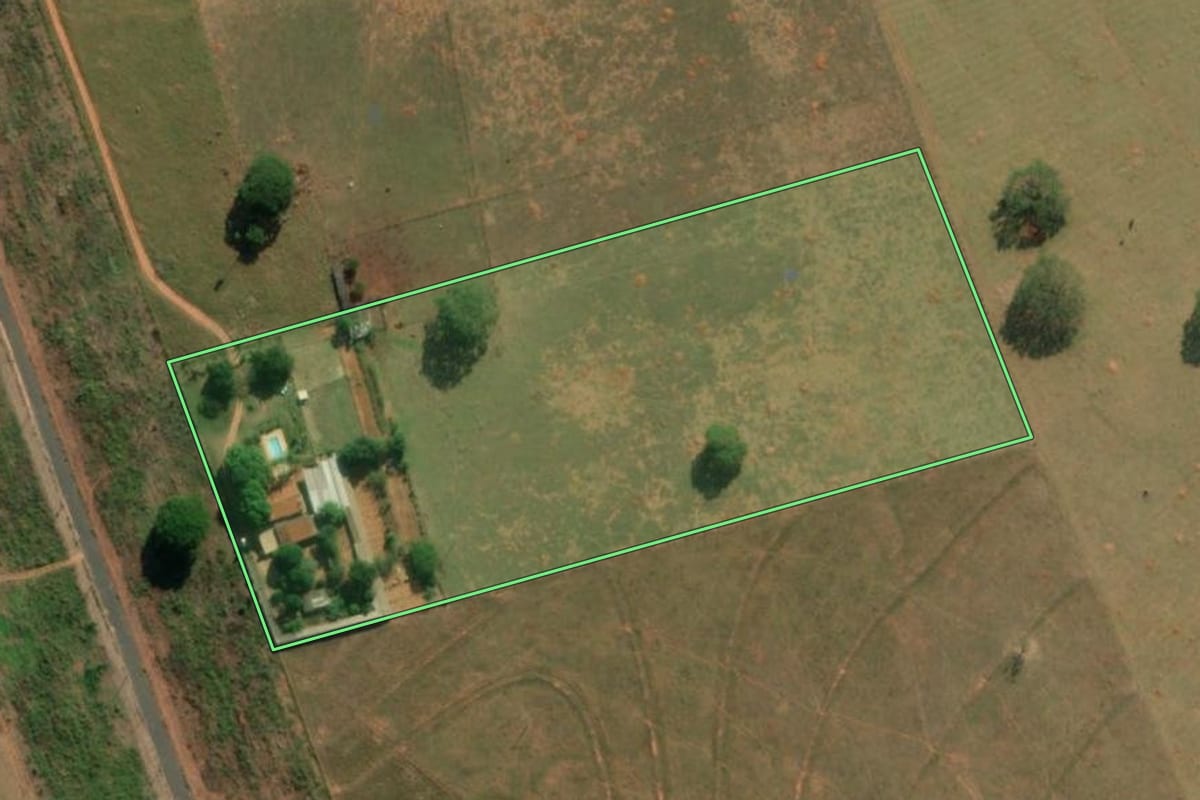 Imagem de satélite do imóvel rural em Bálsamo (SP), com o contorno declarado no CAR desenhado por cima.