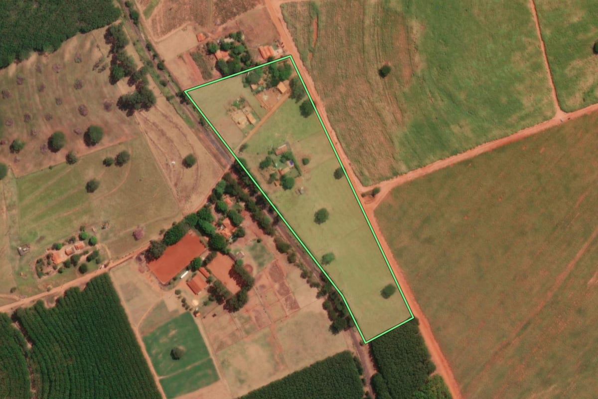 Imagem de satélite do imóvel rural em Bálsamo (SP), com o contorno declarado no CAR desenhado por cima.
