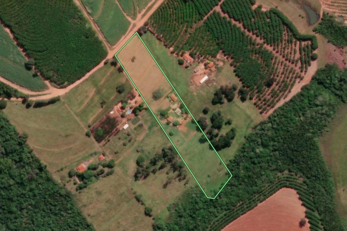 Imagem de satélite do imóvel rural em Bálsamo (SP), com o contorno declarado no CAR desenhado por cima.