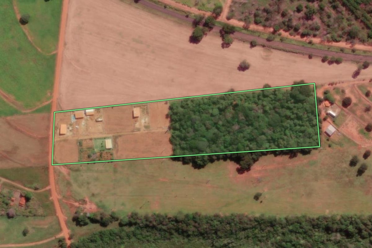 Imagem de satélite do imóvel rural em Bálsamo (SP), com o contorno declarado no CAR desenhado por cima.