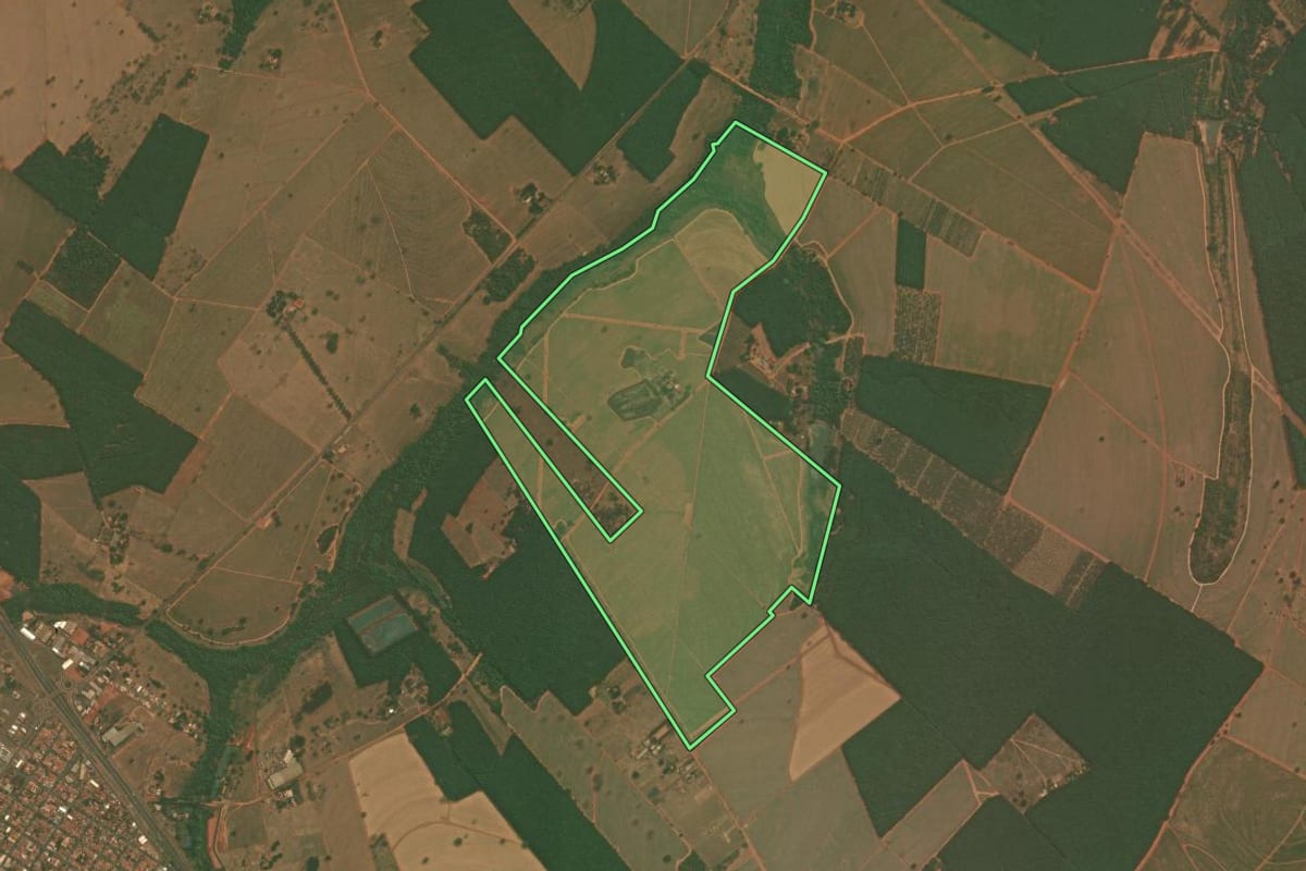 Imagem de satélite do imóvel rural em Bálsamo (SP), com o contorno declarado no CAR desenhado por cima.